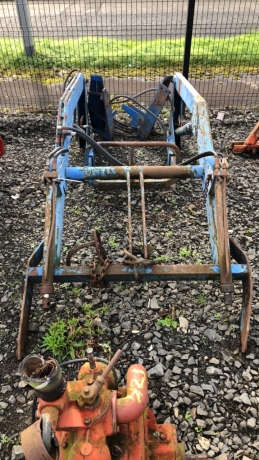 Tanco tractor loader with brackets