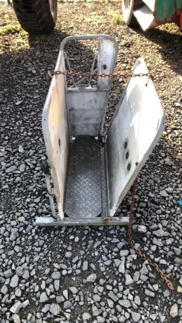 Adjustable galvinised calf dehorning crate