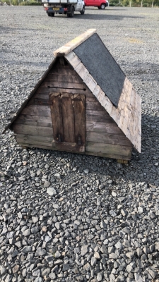 Hen house complete with drinker & feeder