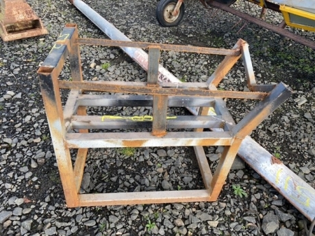 Sheep foot trimming frame