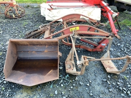 Quick loader with brackets and bucket for MF135