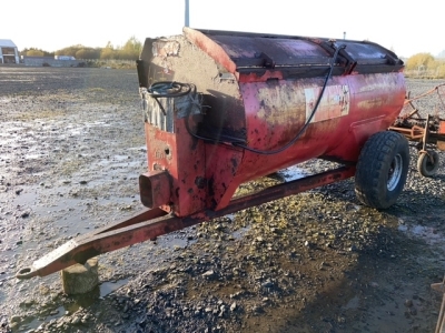 Manure spreader with all chains + weights