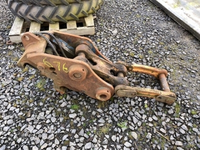 Hydraulic quick hitch for 13tn digger