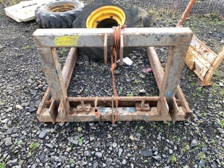 Blue bale lifter