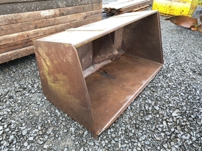 Loader bucket with euro brackets