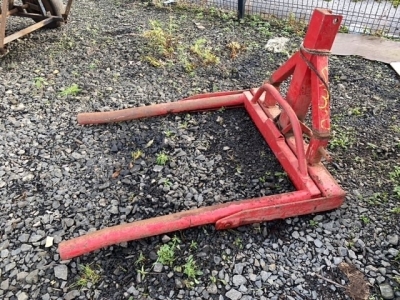 Red round bale lifter