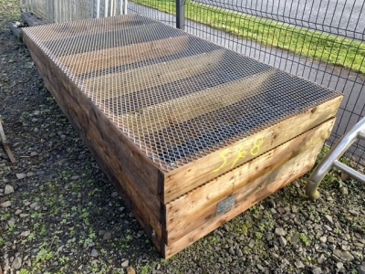 4 x 8x4 wire mesh sheep slats with extra timber in frame