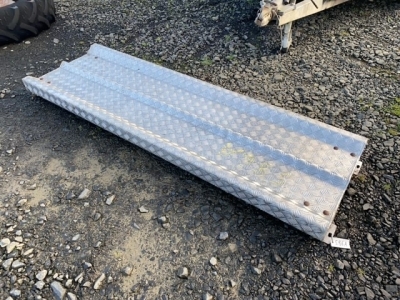 Electronic cattle platform weighbridge with display clock in office