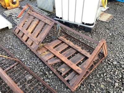 2 metal gate handing hay racks