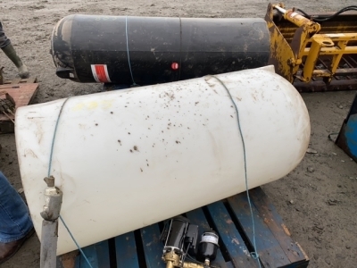 2x Water Tanks with 1 Electric Pump