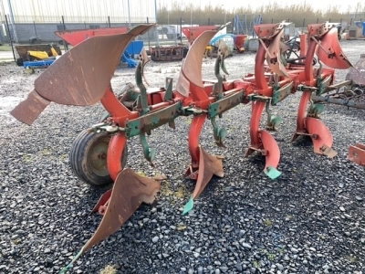 Kvernland 4 furrow reversible plough