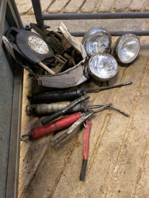 3 spot lights & bag of ratchet straps & 3 grease guns