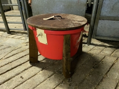 Pet lamb feeder