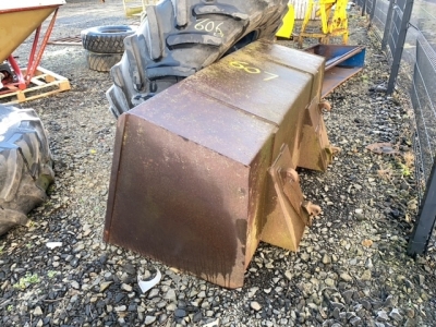 Loader bucket with euro brackets