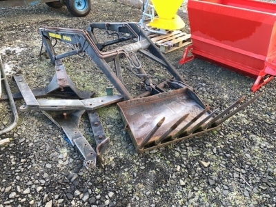 Foreloada 0400 power loader with brackets to suit marshall or Leyland tractor, bracket go from back axle to gront of tractor, comes with dung grape