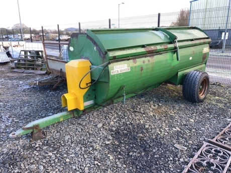 Fraser muck spreader with shaft