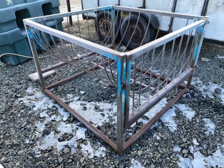 Round bale cradle feeder