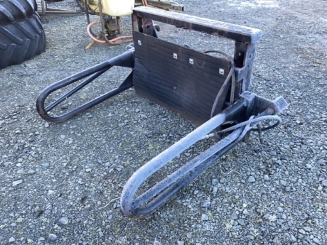 Soft hands round bale lifter with euro brackets