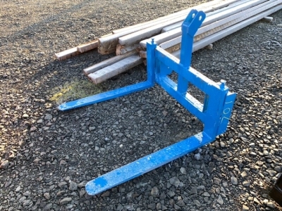 Blue pallet toes on 3 point linkage