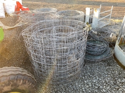 5 rolls of pig wire and selection of barbed wire