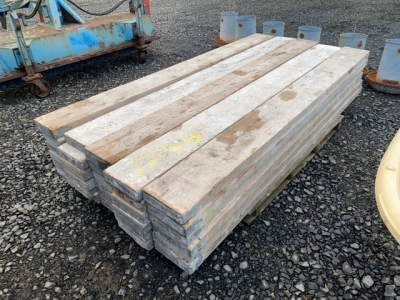 Pallet of 3 scaffold planks