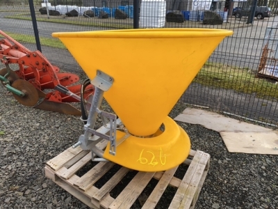 Hydraulic 3 point linkage salt dispenser