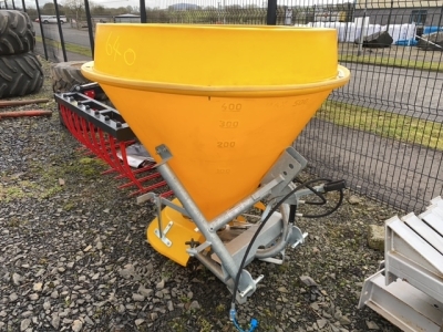 Hydraulic 3 point linkage salt dispenser