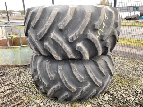 30.5 x 32 set of 2 rims & tyres