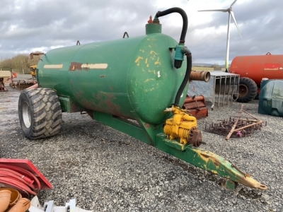 1 Fraser 1500gln tanker complete with hose and spread plate no brakes