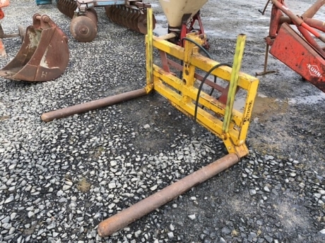 Round bale lifter with euro brackets