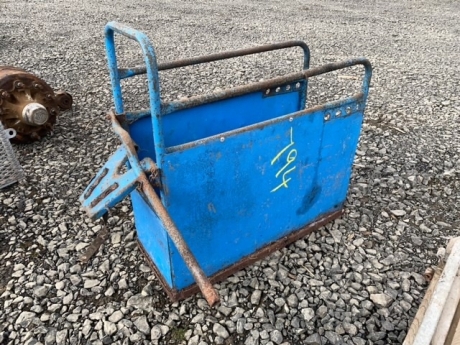 Calf dehorning crate