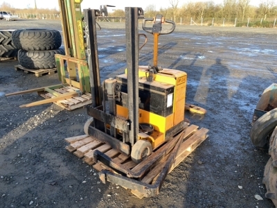 Electric pallet truck forklift complete with charger