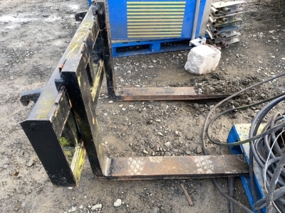 Pallet toes for a loader