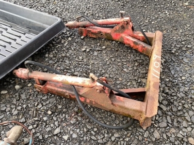 MF Loader subframe and rams to suit 35 or 135