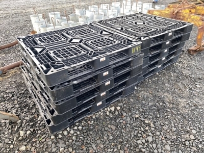 10 x plastic pallets