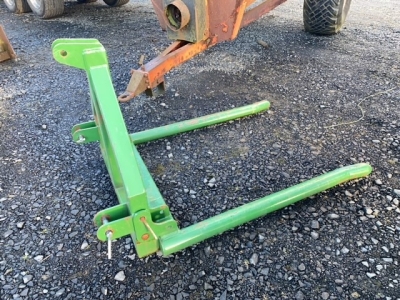 Three point linkage round bale tipper