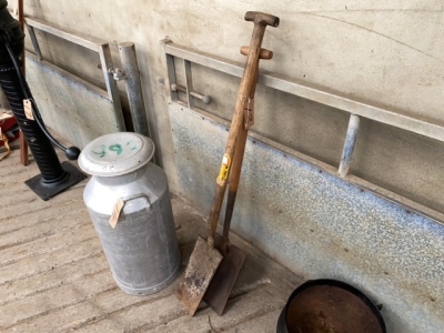 Spade and shovel