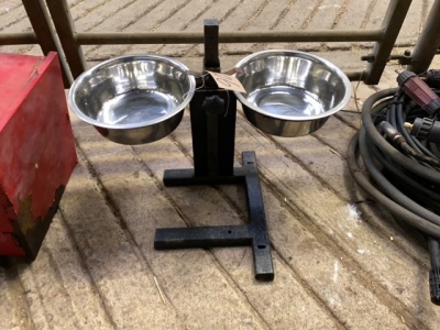 Dog feeder