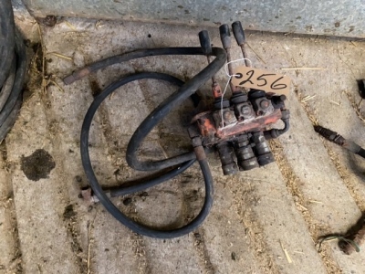 Spool valve block with levers