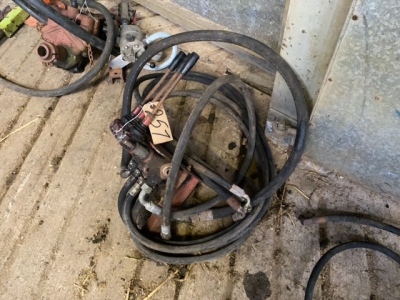Spool valve block with levers