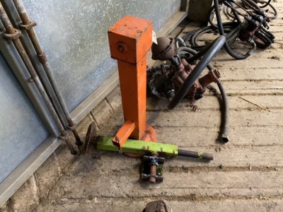2 x trailer jacks