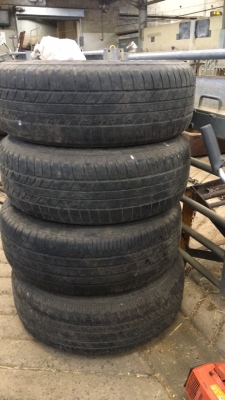 4 x Land Rover wheels with nuts