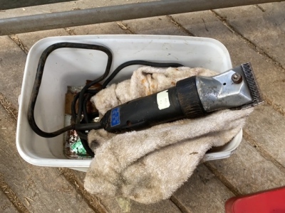 Liscop cattle clipper, 2 heads and spare blades working