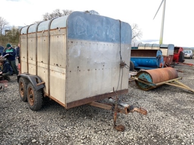 IW Cattle trailer cw sheep decks blue top