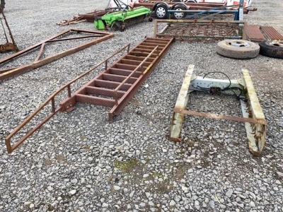 Lorry chassis and set of steel steps