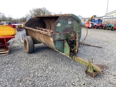 Manure spreader with shaft with no front chain guard