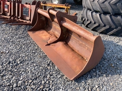 6ft digging bucket with 65mm pins floor needs repair