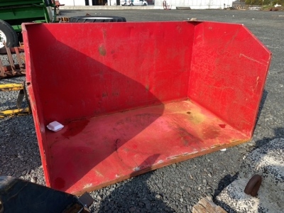 Bucket for bulk material to suit manitou brackets