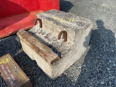 Concrete rear bauast weight to suit tractor