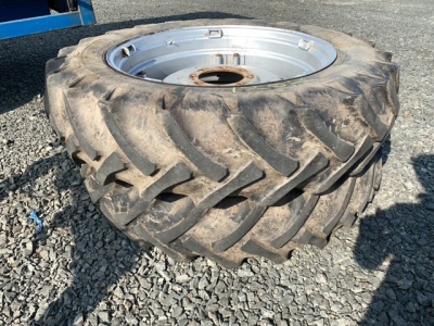 2 x 13-6-28 wheels off Case IH complete with rims 30% grip